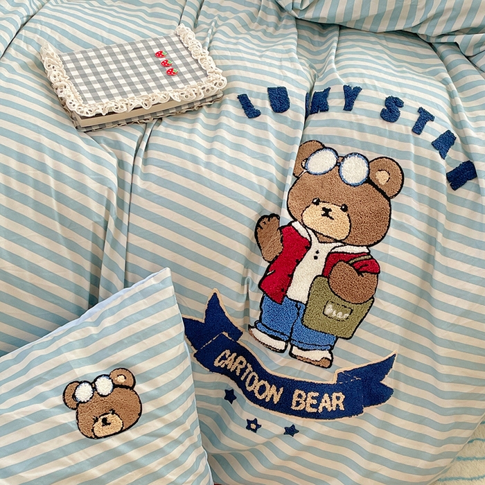 91家纺网 家纺一手货源 找家纺 优卡迪家纺馆 2025新款110克水洗棉无印风毛巾绣四件套【下载文件夹包含买家秀】 潮酷熊-水兰条