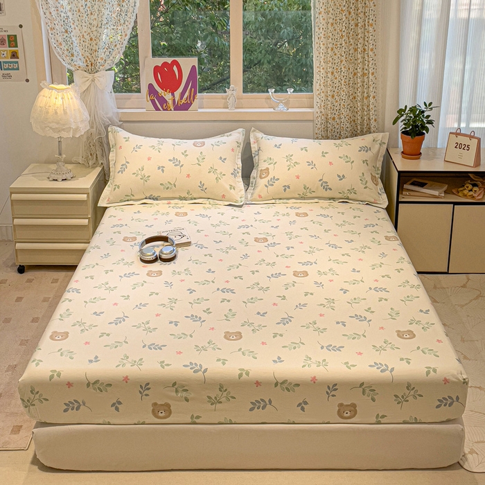 91家纺网 家纺一手货源 找家纺 2025春夏新款全棉花卉系列印花单床笠 叶中萌熊