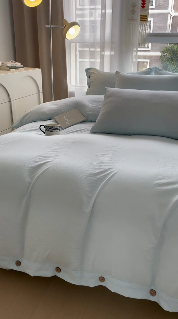 91家纺网 家纺一手货源 找家纺 库里梦家纺 2025新款水洗棉纽扣四件套学生季A类简约纯色无印风四件套 纽扣浅蓝