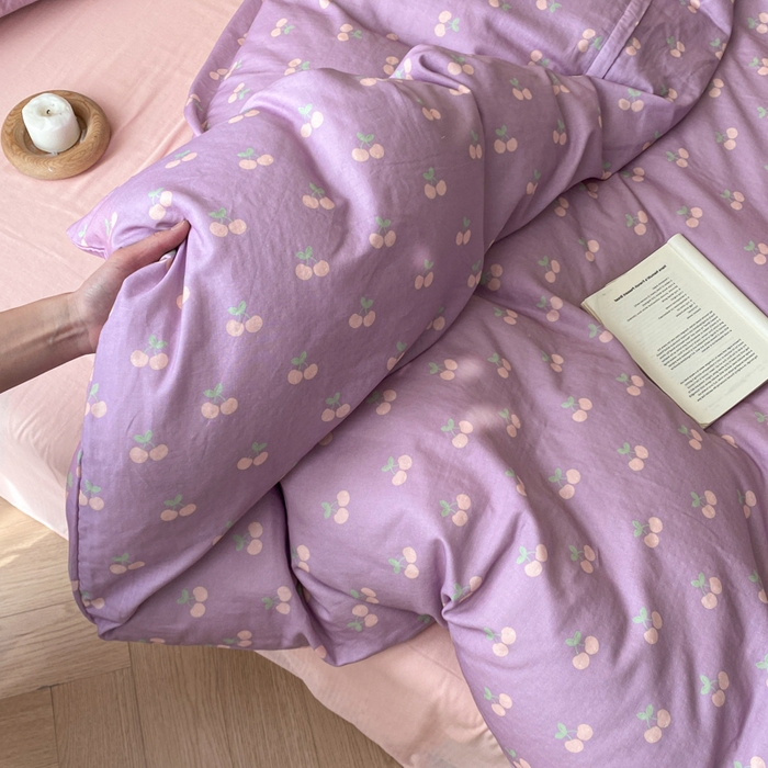 91家纺网 家纺一手货源 找家纺 2025新款A类母婴级有氧全棉纯棉双层纱纯棉印花四件套 场景一 车厘子