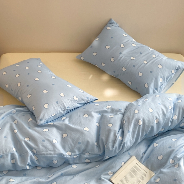 91家纺网 家纺一手货源 找家纺 2025新款A类母婴级有氧全棉纯棉双层纱纯棉印花四件套 场景一 梦幻爱心