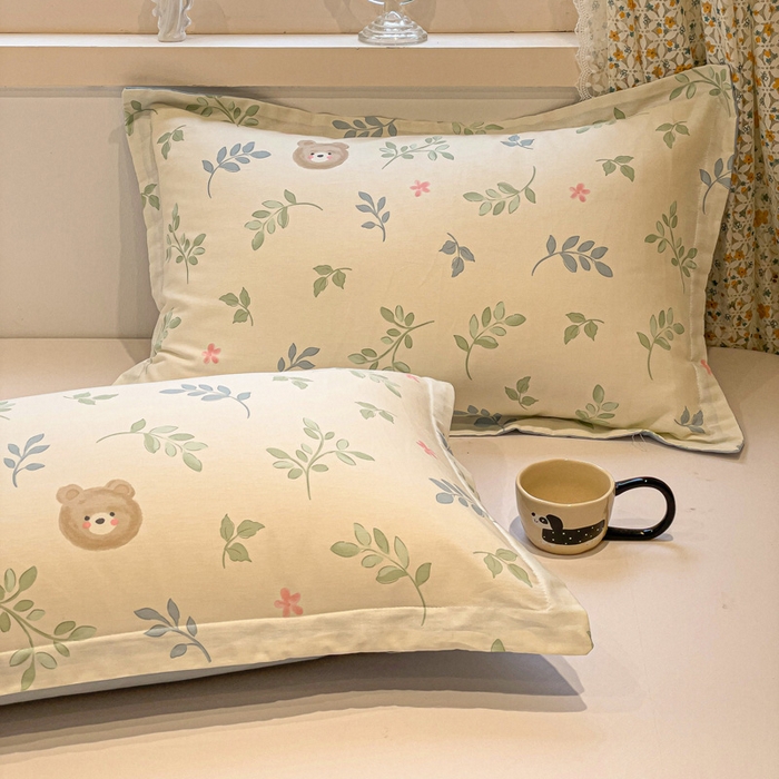 91家纺网 家纺一手货源 找家纺 2025春夏新款全棉花卉系列印花单枕套 叶中萌熊