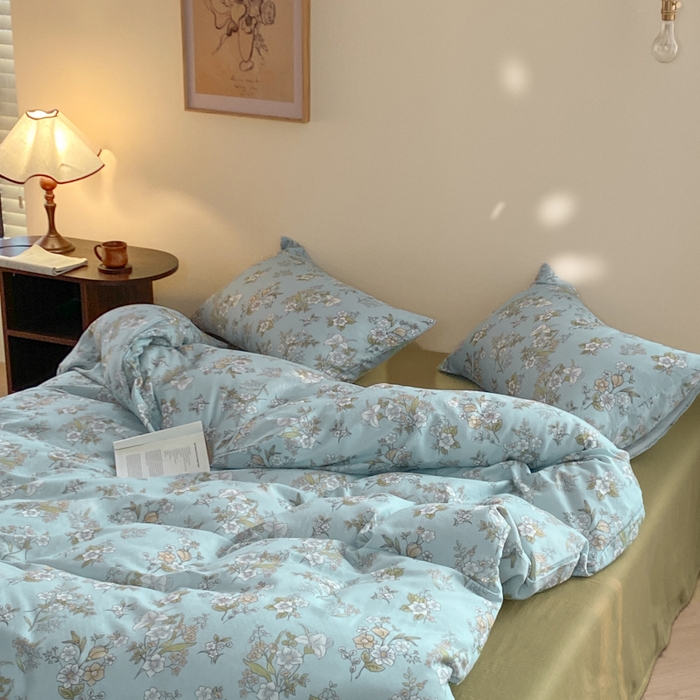 91家纺网 家纺一手货源 找家纺 2025新款A类母婴级有氧全棉纯棉双层纱纯棉印花四件套 场景一 澜月