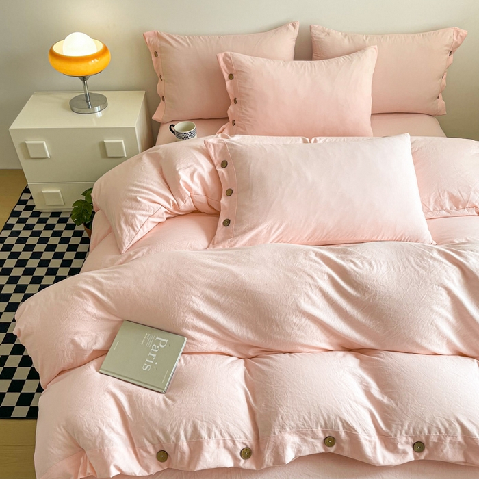 91家纺网 家纺一手货源 找家纺 库里梦家纺 2025新款水洗棉纽扣四件套学生季A类简约纯色无印风四件套 纽扣少女粉