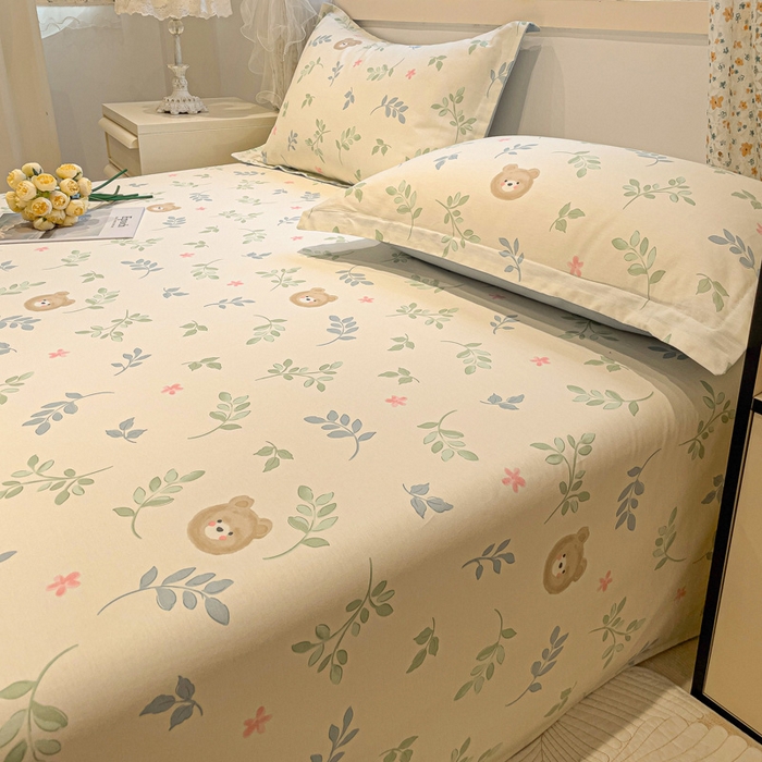 91家纺网 家纺一手货源 找家纺 2025春夏新款全棉花卉系列印花床单 叶中萌熊