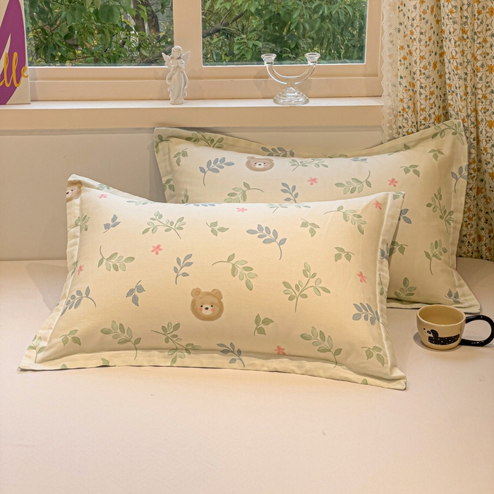 91家纺网 家纺一手货源 找家纺 2025春夏新款全棉花卉系列印花单枕套 叶中萌熊