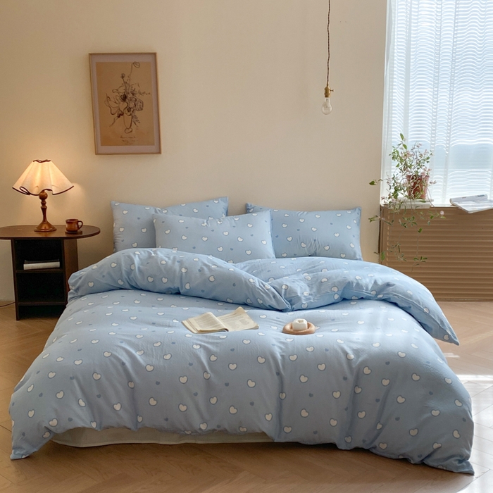 91家纺网 家纺一手货源 找家纺 2025新款A类母婴级有氧全棉纯棉双层纱纯棉印花四件套 场景一 梦幻爱心