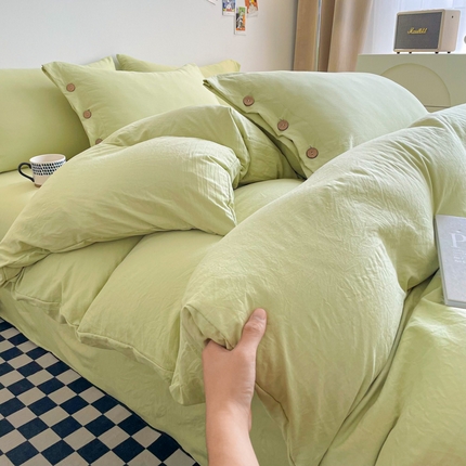 91家纺网 家纺一手货源 找家纺 库里梦家纺 2025新款水洗棉纽扣四件套学生季A类简约纯色无印风四件套 纽扣芥末绿