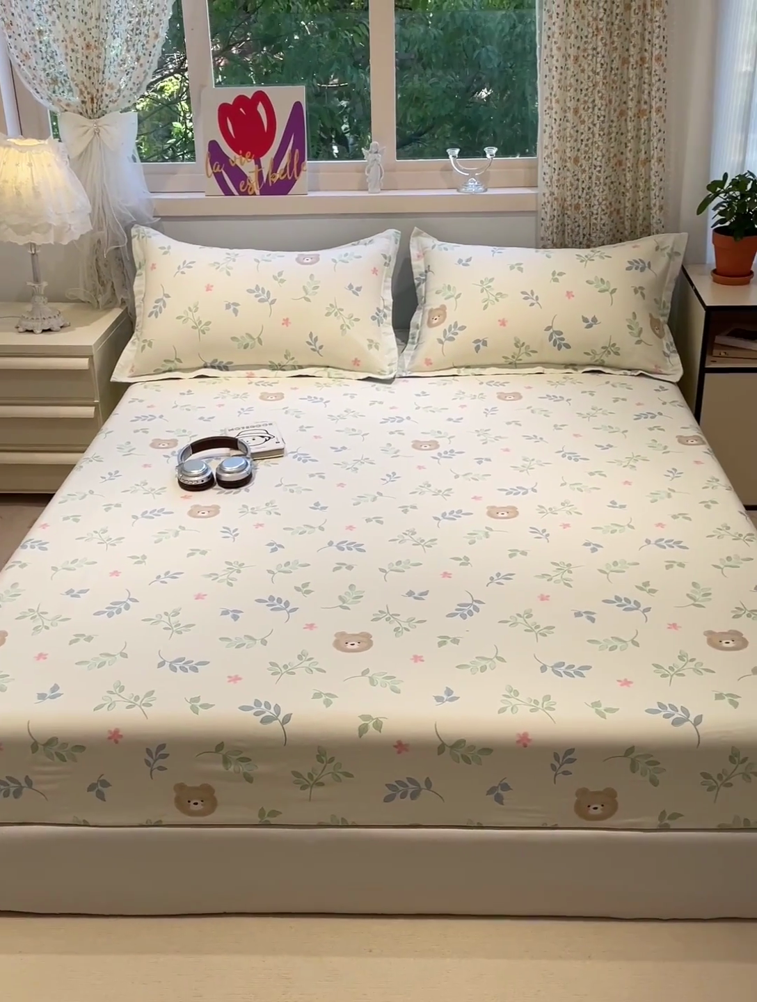 91家纺网 家纺一手货源 找家纺 2025春夏新款全棉花卉系列印花单床笠 叶中萌熊