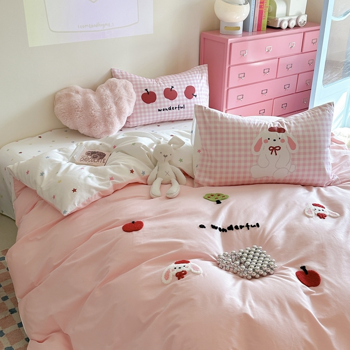 91家纺网 家纺一手货源 找家纺 美乐迪家纺 2025新款全棉毛巾绣四件套 苹果兔