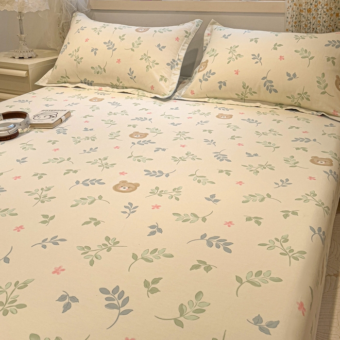 91家纺网 家纺一手货源 找家纺 2025春夏新款全棉花卉系列印花单床笠 叶中萌熊