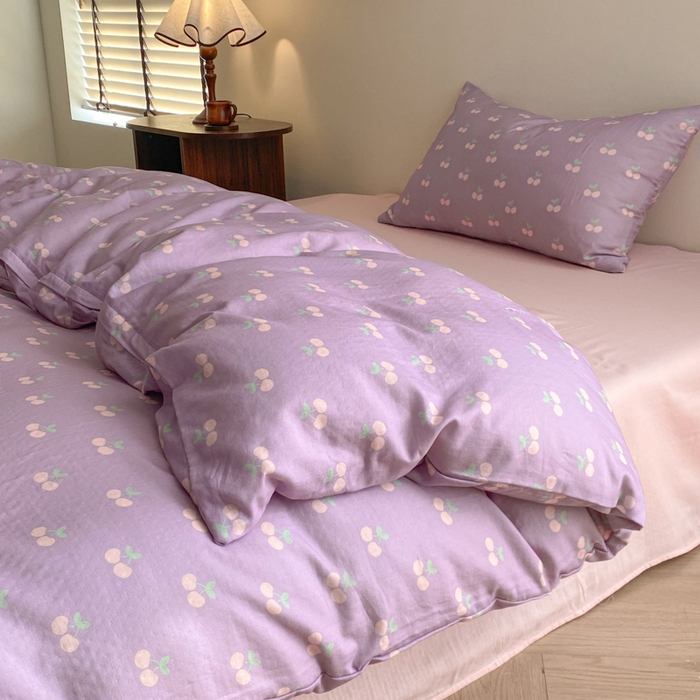 91家纺网 家纺一手货源 找家纺 2025新款A类母婴级有氧全棉纯棉双层纱纯棉印花四件套 场景一 车厘子