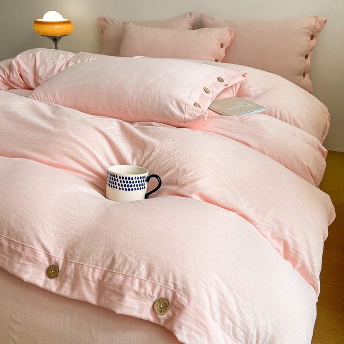 91家纺网 家纺一手货源 找家纺 库里梦家纺 2025新款水洗棉纽扣四件套学生季A类简约纯色无印风四件套 纽扣少女粉