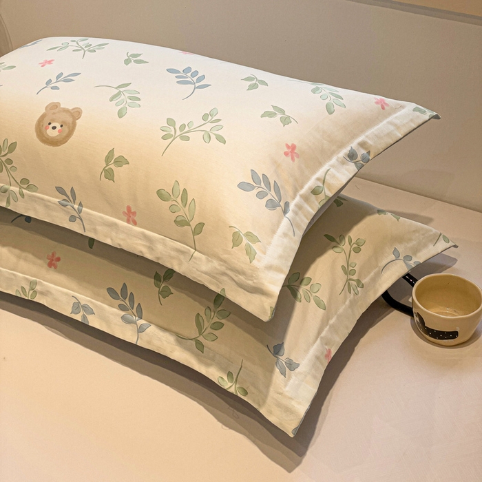 91家纺网 家纺一手货源 找家纺 2025春夏新款全棉花卉系列印花单枕套 叶中萌熊