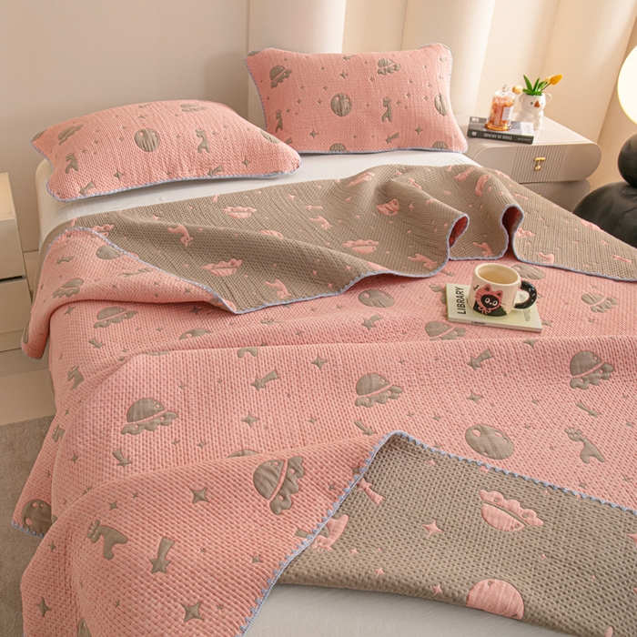 91家纺网 家纺一手货源 找家纺 手艺人2025新款A类宝宝四季全棉提花双面可铺盖床盖榻榻米炕盖炕垫盖毯AC01-AC10 AC07粉