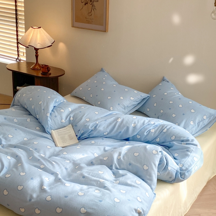 91家纺网 家纺一手货源 找家纺 2025新款A类母婴级有氧全棉纯棉双层纱纯棉印花四件套 场景一 梦幻爱心