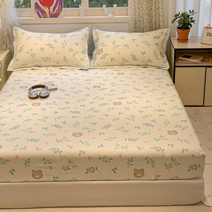 91家纺网 家纺一手货源 找家纺 2025春夏新款全棉花卉系列印花单床笠 叶中萌熊