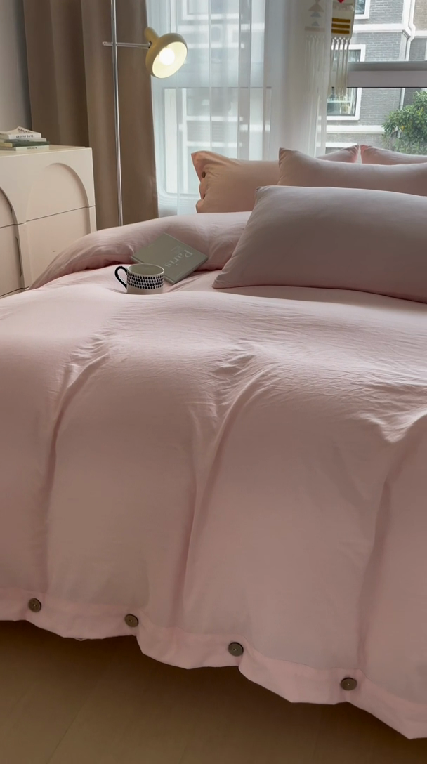 91家纺网 家纺一手货源 找家纺 库里梦家纺 2025新款水洗棉纽扣四件套学生季A类简约纯色无印风四件套 纽扣少女粉