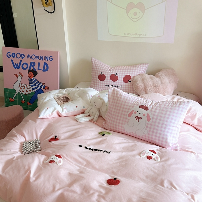 91家纺网 家纺一手货源 找家纺 美乐迪家纺 2025新款全棉毛巾绣四件套 苹果兔