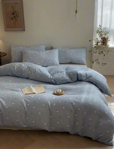 91家纺网 家纺一手货源 找家纺 2025新款A类母婴级有氧全棉纯棉双层纱纯棉印花四件套 场景一 梦幻爱心