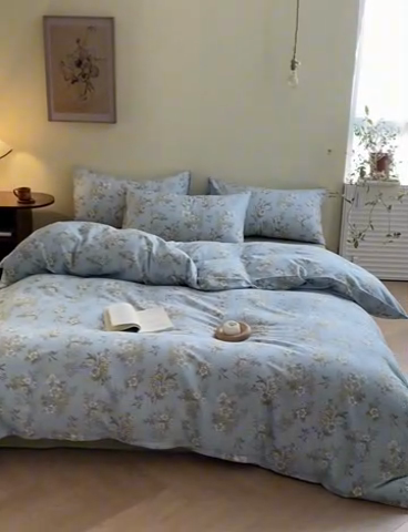 91家纺网 家纺一手货源 找家纺 2025新款A类母婴级有氧全棉纯棉双层纱纯棉印花四件套 场景一 澜月