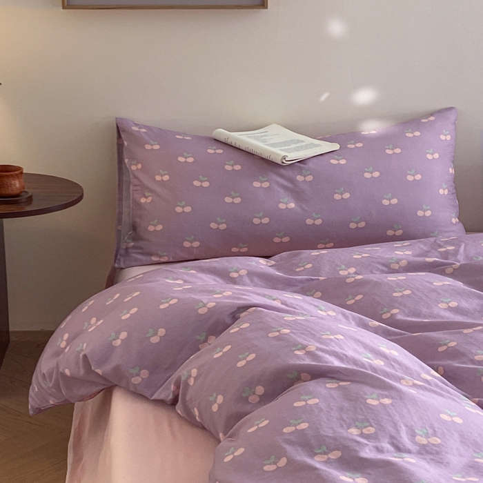 91家纺网 家纺一手货源 找家纺 2025新款A类母婴级有氧全棉纯棉双层纱纯棉印花四件套 场景一 车厘子