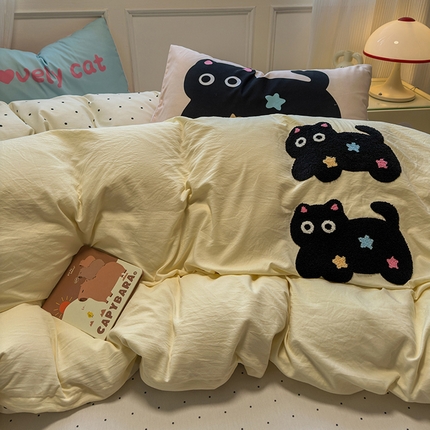 91家纺网 家纺一手货源 找家纺 盼季家纺 2025新款小清新蛋糕猫大版毛巾绣水洗棉床上用品四件套宿舍床上三件套 毛巾绣-波点黑猫