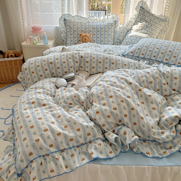 91家纺网 家纺一手货源 找家纺 盼季家纺 2025新款公主风花边小清新水洗棉床上四件套床单被套床裙三件套-风格二 排排熊-蓝