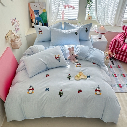 91家纺网 家纺一手货源 找家纺 多品家纺 2025新款超柔水洗棉毛巾绣四件套-豆丁企鹅 豆丁企鹅-小格