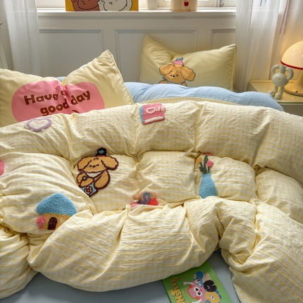 91家纺网 家纺一手货源 找家纺 盼季家纺 2025新款小清新蛋糕猫大版毛巾绣水洗棉床上用品四件套宿舍床上三件套 毛巾绣-黄格-茶茶团子狗