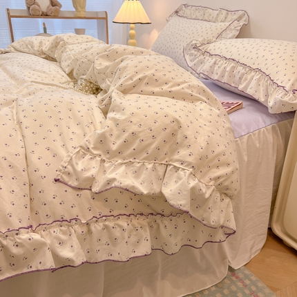 91家纺网 家纺一手货源 找家纺 盼季家纺 2025新款公主风花边小清新水洗棉床上四件套床单被套床裙三件套-风格一 满园春紫