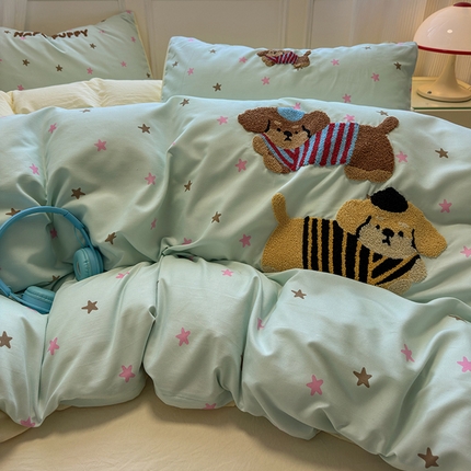 91家纺网 家纺一手货源 找家纺 盼季家纺 2025新款小清新蛋糕猫大版毛巾绣水洗棉床上用品四件套宿舍床上三件套 毛巾绣-星星腊肠狗