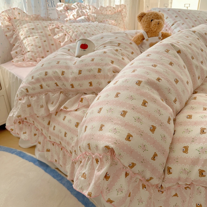 91家纺网 家纺一手货源 找家纺 盼季家纺 2025新款公主风花边小清新水洗棉床上四件套床单被套床裙三件套-风格二 排排熊-粉