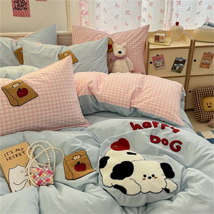 91家纺网 家纺一手货源 找家纺 呗旺鹿 2025新款A类全棉色织水洗棉毛巾绣系列四件套 苹果小狗