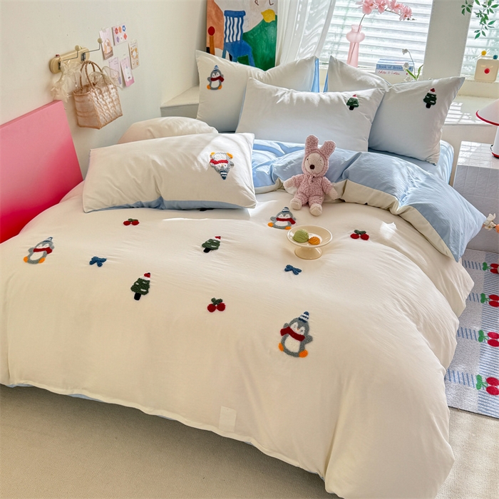 91家纺网 家纺一手货源 找家纺 多品家纺 2025新款超柔水洗棉毛巾绣四件套-豆丁企鹅 豆丁企鹅-白