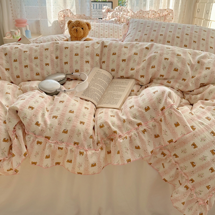 91家纺网 家纺一手货源 找家纺 盼季家纺 2025新款公主风花边小清新水洗棉床上四件套床单被套床裙三件套-风格二 排排熊-粉