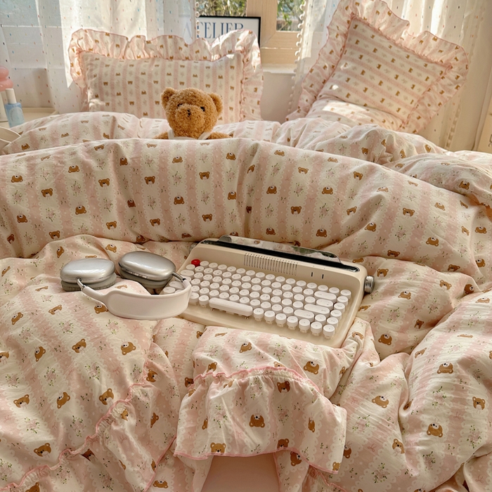 91家纺网 家纺一手货源 找家纺 盼季家纺 2025新款公主风花边小清新水洗棉床上四件套床单被套床裙三件套-风格二 排排熊-粉