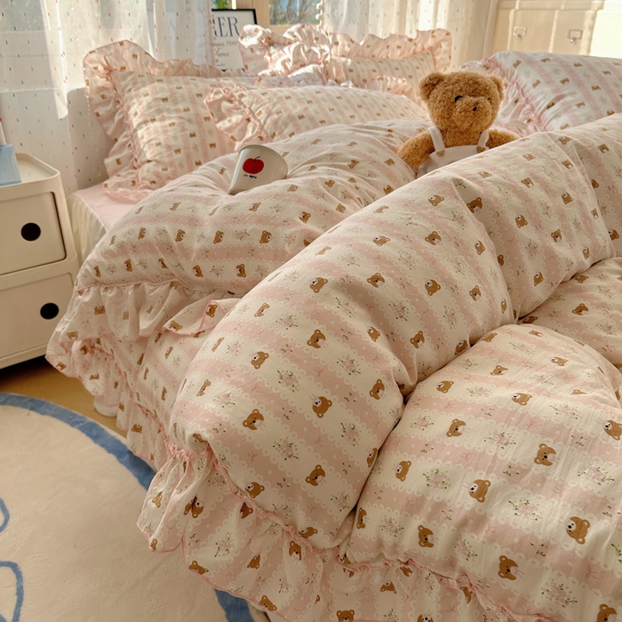 91家纺网 家纺一手货源 找家纺 盼季家纺 2025新款公主风花边小清新水洗棉床上四件套床单被套床裙三件套-风格二 排排熊-粉