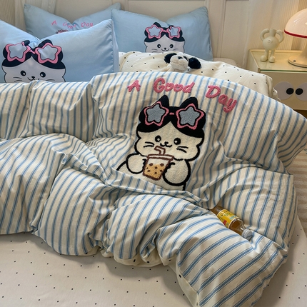 91家纺网 家纺一手货源 找家纺 盼季家纺 2025新款小清新蛋糕猫大版毛巾绣水洗棉床上用品四件套宿舍床上三件套 毛巾绣-奶茶眼睛猫