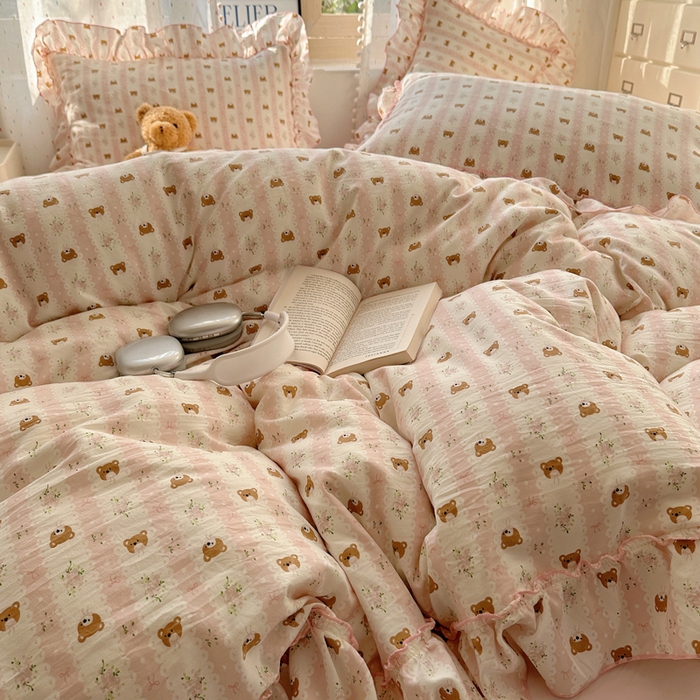 91家纺网 家纺一手货源 找家纺 盼季家纺 2025新款公主风花边小清新水洗棉床上四件套床单被套床裙三件套-风格二 排排熊-粉