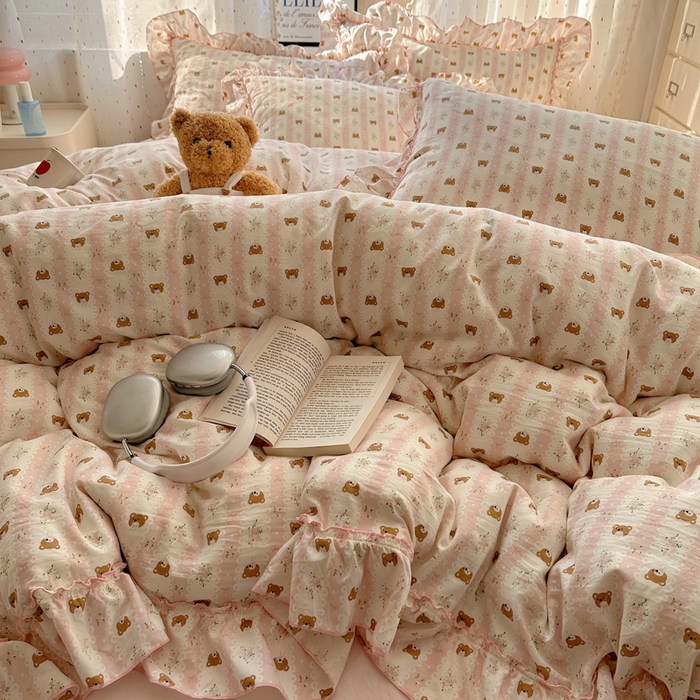 91家纺网 家纺一手货源 找家纺 盼季家纺 2025新款公主风花边小清新水洗棉床上四件套床单被套床裙三件套-风格二 排排熊-粉