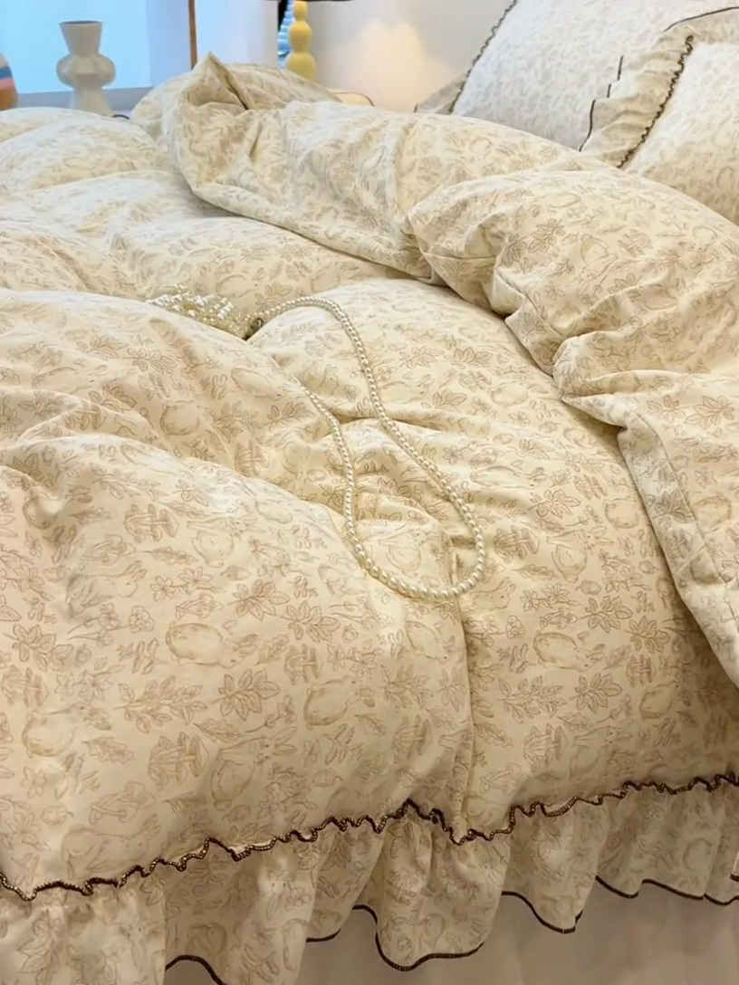 91家纺网 家纺一手货源 找家纺 盼季家纺 2025新款公主风花边小清新水洗棉床上四件套床单被套床裙三件套-风格一 兔兔蜜语