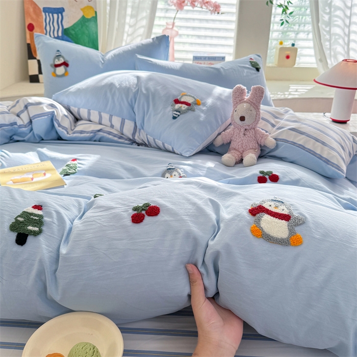 91家纺网 家纺一手货源 找家纺 多品家纺 2025新款超柔水洗棉毛巾绣四件套-豆丁企鹅 豆丁企鹅-蓝条