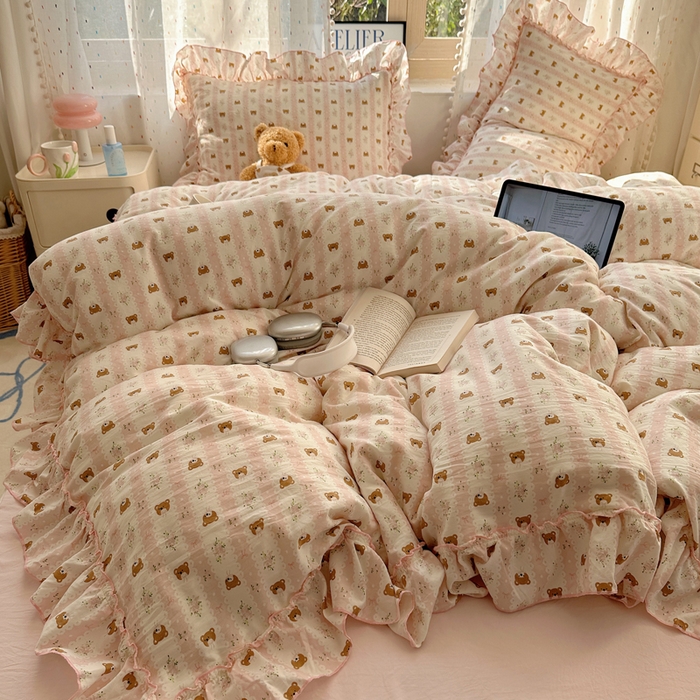 91家纺网 家纺一手货源 找家纺 盼季家纺 2025新款公主风花边小清新水洗棉床上四件套床单被套床裙三件套-风格二 排排熊-粉