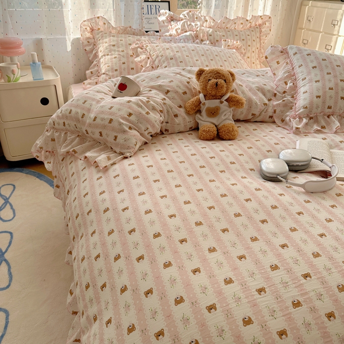 91家纺网 家纺一手货源 找家纺 盼季家纺 2025新款公主风花边小清新水洗棉床上四件套床单被套床裙三件套-风格二 排排熊-粉