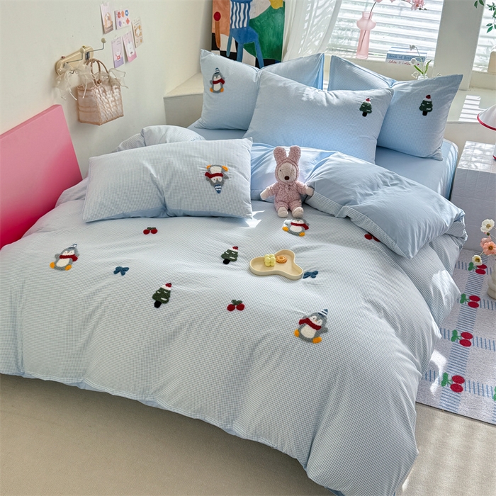 91家纺网 家纺一手货源 找家纺 多品家纺 2025新款超柔水洗棉毛巾绣四件套-豆丁企鹅 豆丁企鹅-小格