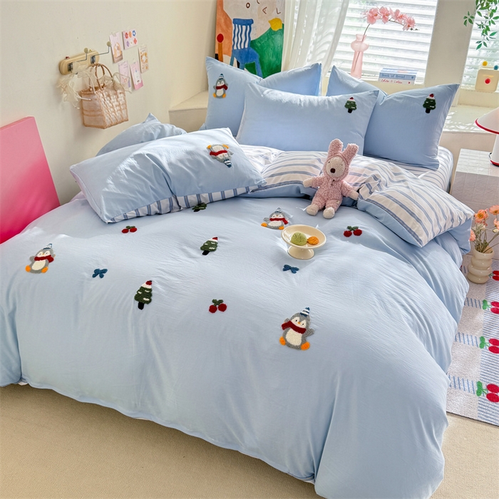 91家纺网 家纺一手货源 找家纺 多品家纺 2025新款超柔水洗棉毛巾绣四件套-豆丁企鹅 豆丁企鹅-蓝条