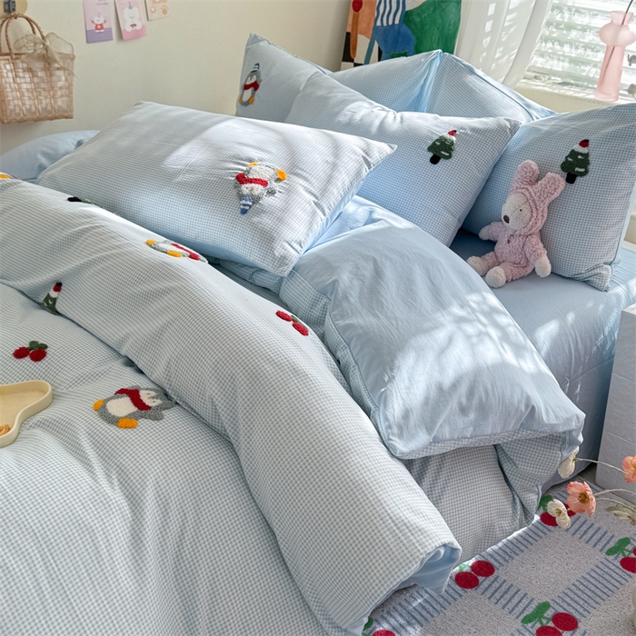 91家纺网 家纺一手货源 找家纺 多品家纺 2025新款超柔水洗棉毛巾绣四件套-豆丁企鹅 豆丁企鹅-小格