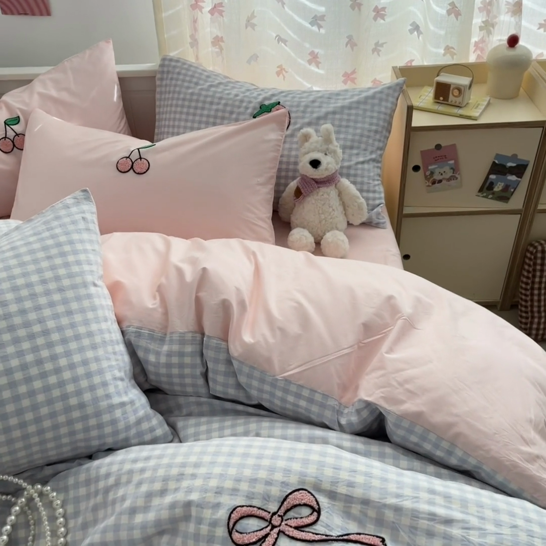 91家纺网 家纺一手货源 找家纺 呗旺鹿 2025新款A类全棉色织水洗棉毛巾绣系列四件套 草莓凯蒂