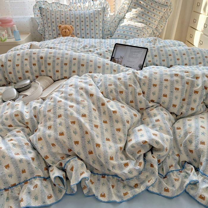 91家纺网 家纺一手货源 找家纺 盼季家纺 2025新款公主风花边小清新水洗棉床上四件套床单被套床裙三件套-风格二 排排熊-蓝